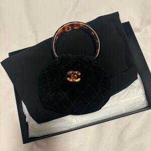 Chic Black Velvet Handbag with Tortoise Shell Handle